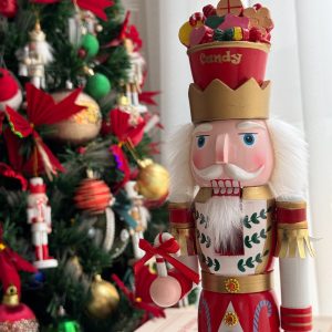 38 cm Wooden Candy Nutcracker - ديكور كريسماس كسارة البندق مع تاج الحلوى