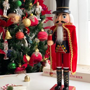 40 cm Wooden Royal Nutcracker (Red Cape) - ديكور كريسماس كسارة البندق الملكية مع الرداء الأحمر